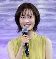 松本まりか、Tシャツ×デニムの夏コーデで“海の日”差し入れショットに「可愛い」の声<奪い愛、真夏>