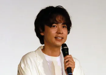 成田凌が“愛犬”将軍と海辺で手を重ね合うオフショットに反響多数、「添え手が罪」＜初恋DOGs＞