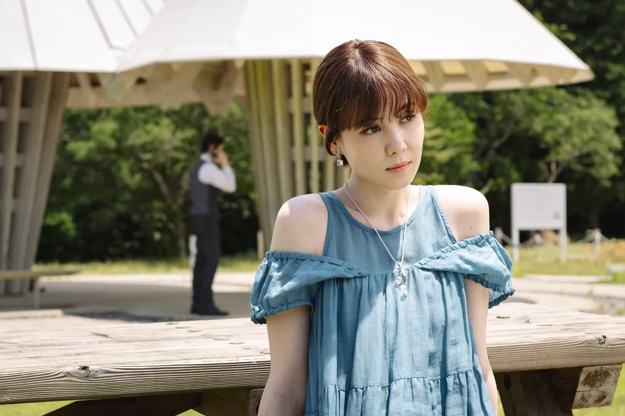 【写真】電話をする桔平(木村了)を気にするすみれ(トリンドル玲奈)