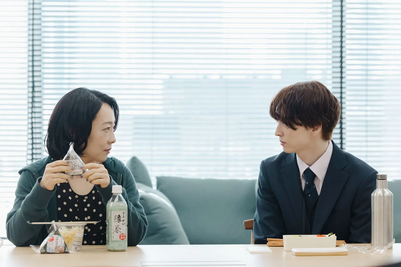 お昼休憩で金森(山田真歩)と話をする奏(池田匡志)