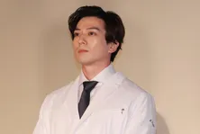 新田真剣佑、クールに決めるオフショットに「お顔が完璧です」「異次元の方でしょうか?」の声<19番目のカルテ>