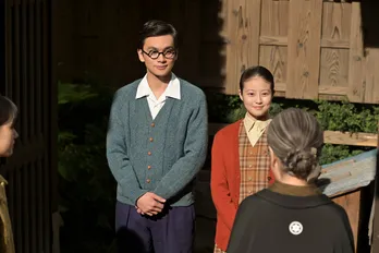 <明日のあんぱん>今田美桜“のぶ”と北村匠海“嵩”を囲み、結婚のお祝い会が開かれる