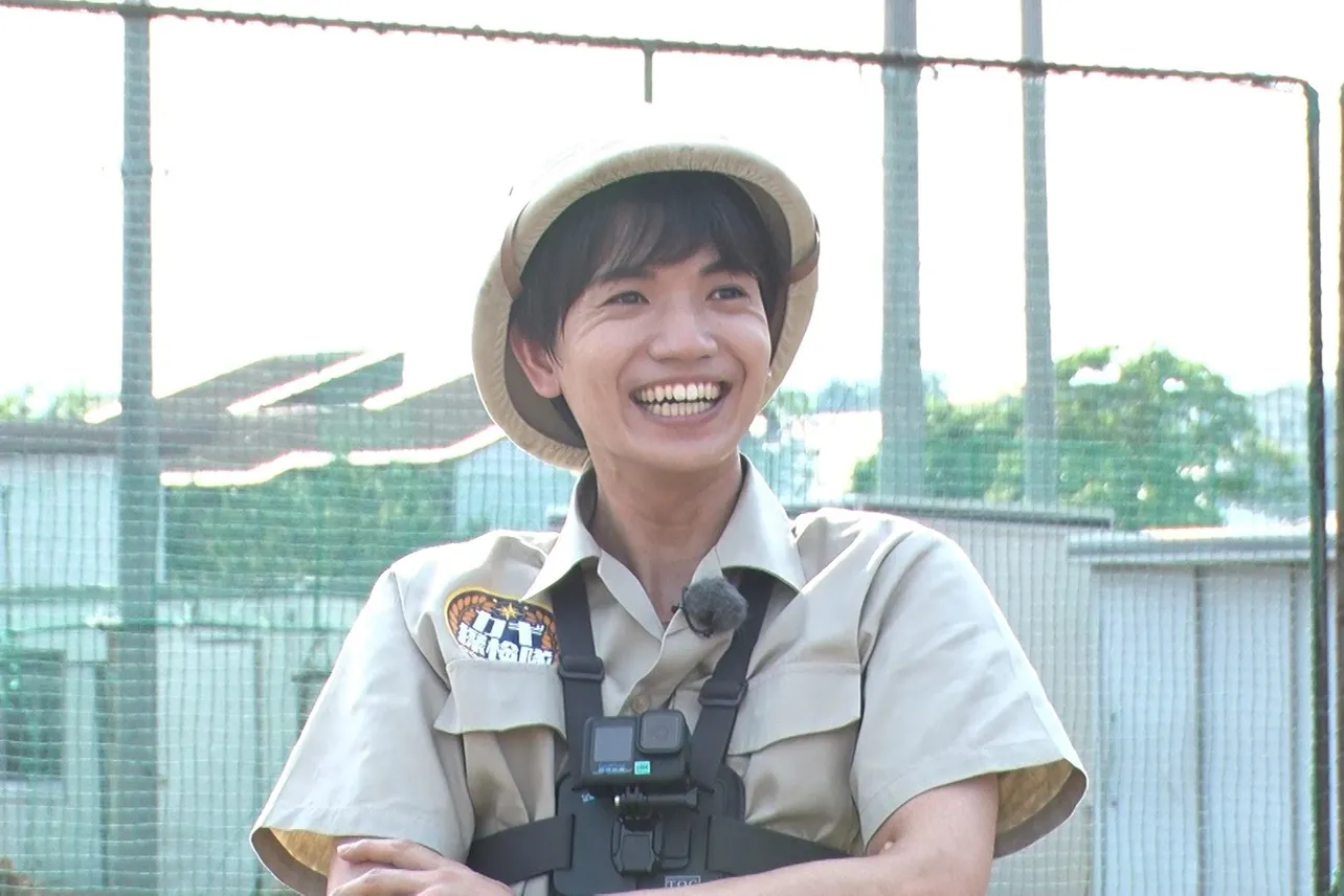 【写真】「ティーチャーをさがせ!」探検服で自信満々な笑みを浮かべる高地優吾