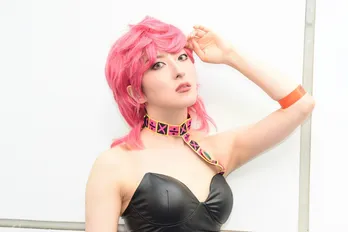 「ジョジョ」トリッシュに扮するコスプレイヤー「大量のラインストーンを手貼りした衣装に注目」＜コスサミパーティー＞