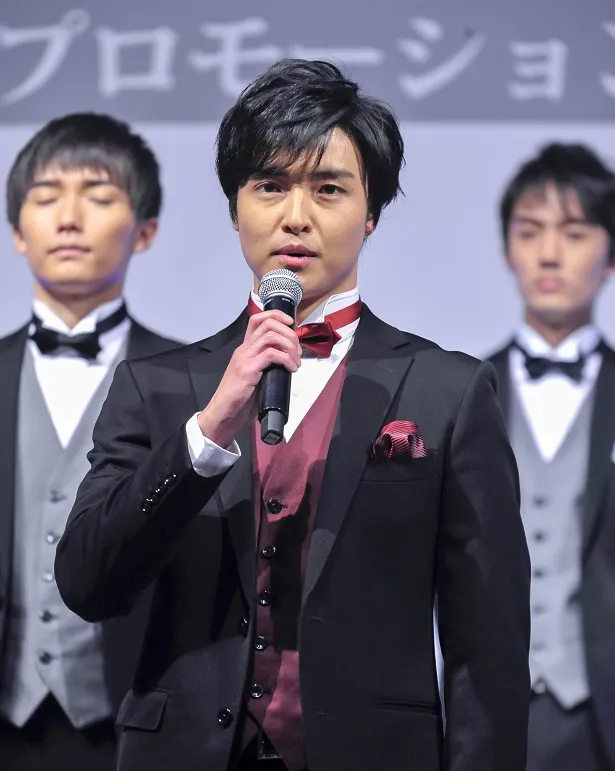 リーダーの栗山航。「牙狼GARO」シリーズなどに出演。座右の銘は「十人十色」