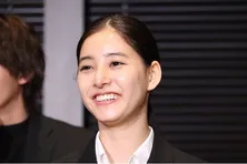 新木優子、トラックを両手で止める“怪力”ショットに「カッコイイ」「かわいい」の声<DOPE>