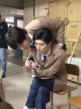 「オトナ高校」ゲストの城田優のクランクアップで三浦春馬と熱いハグ！