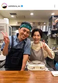 渋谷凪咲＆大地伸永、ラーメン鉢とレンゲを持ってポーズをとるツーショットに「かわいいですね～」の声＜リベンジ・スパイ＞
