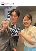 渋谷凪咲＆大地伸永、ラーメン鉢とレンゲを持ってポーズをとるツーショットに「かわいいですね～」の声＜リベンジ・スパイ＞