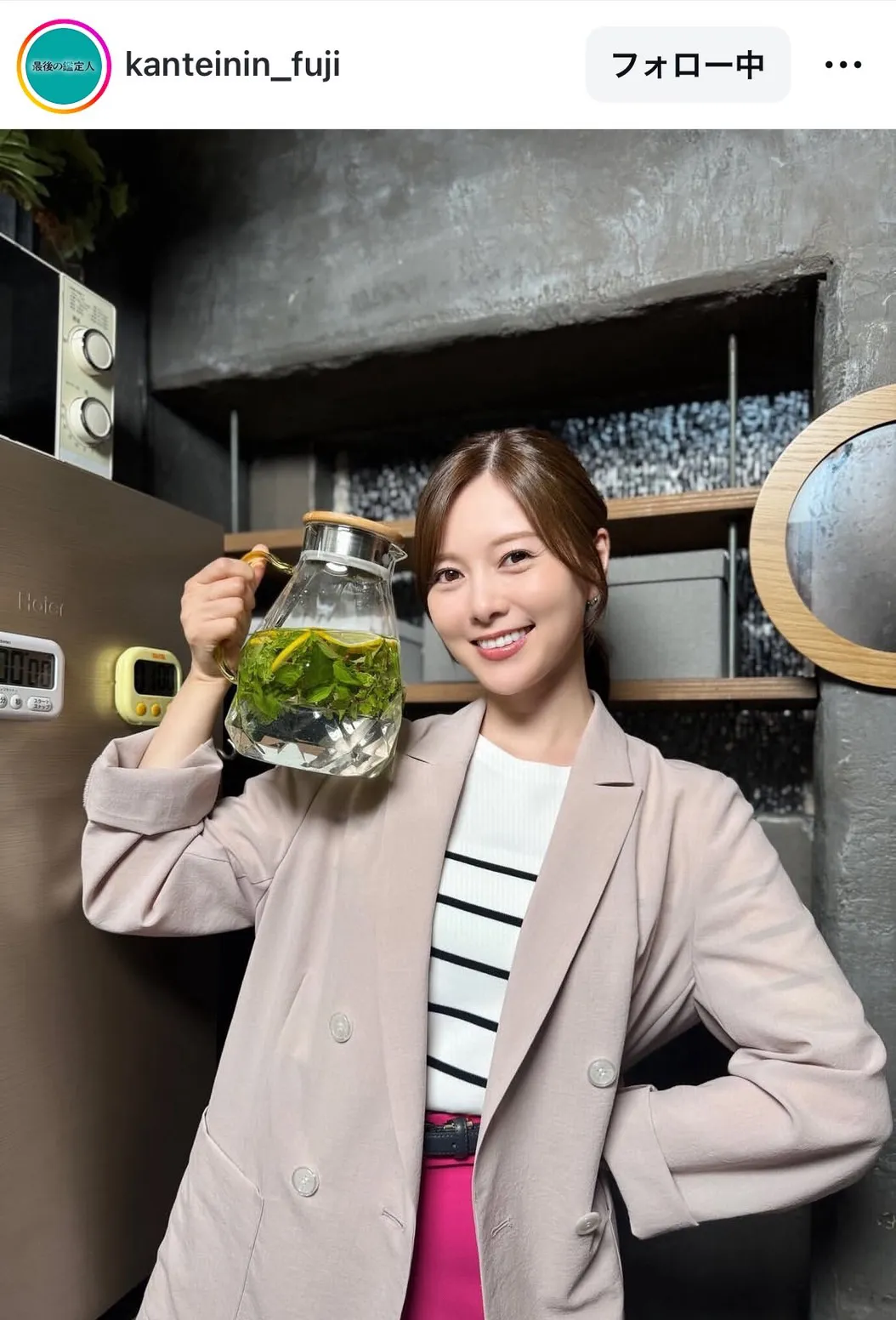 白石麻衣、おしゃれなハーブティーを片手に笑顔ショット