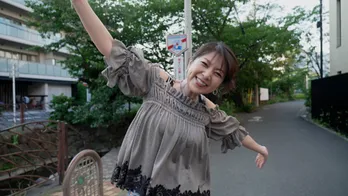 飯島直子「おいしいけど、重いね！」 顔よりも巨大なジョッキに大はしゃぎ＜飯島直子の今夜一杯いっちゃう？＞