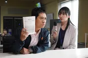 【写真】地理的プロファイリングが得意な木沢(伊藤淳史)と記者の琴音(水嶋凜)