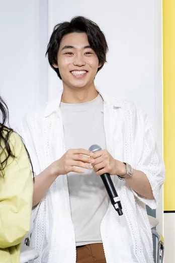 WATWING・八村倫太郎の誕生日ギャルピースショットに「あざとい」の声<シンデレラ クロゼット>