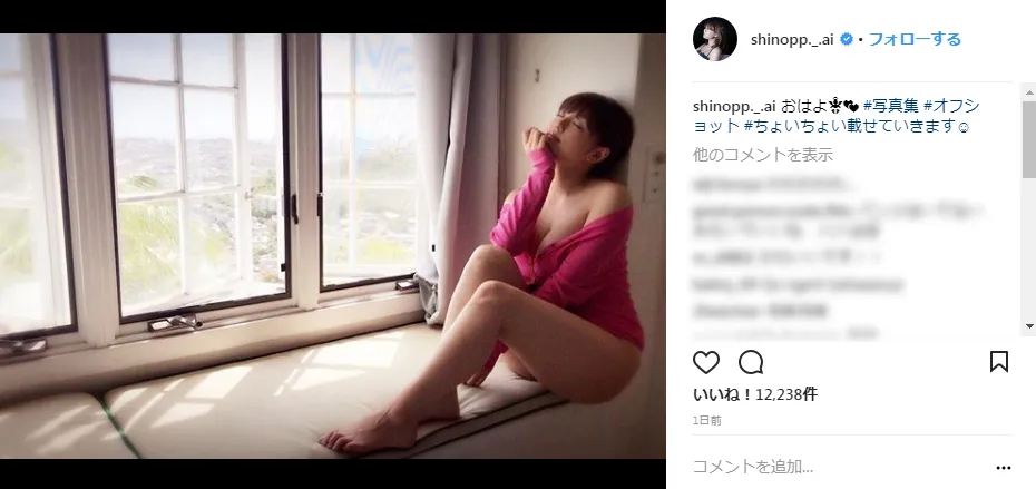 【写真を見る】豊満な胸元と美脚を大胆露出した艶めかしい篠崎愛