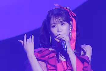 芹澤優、ステージ前方に腰かけファンの視線を虜に…ライブ巧者が作った熱気の空間<TIF2025>