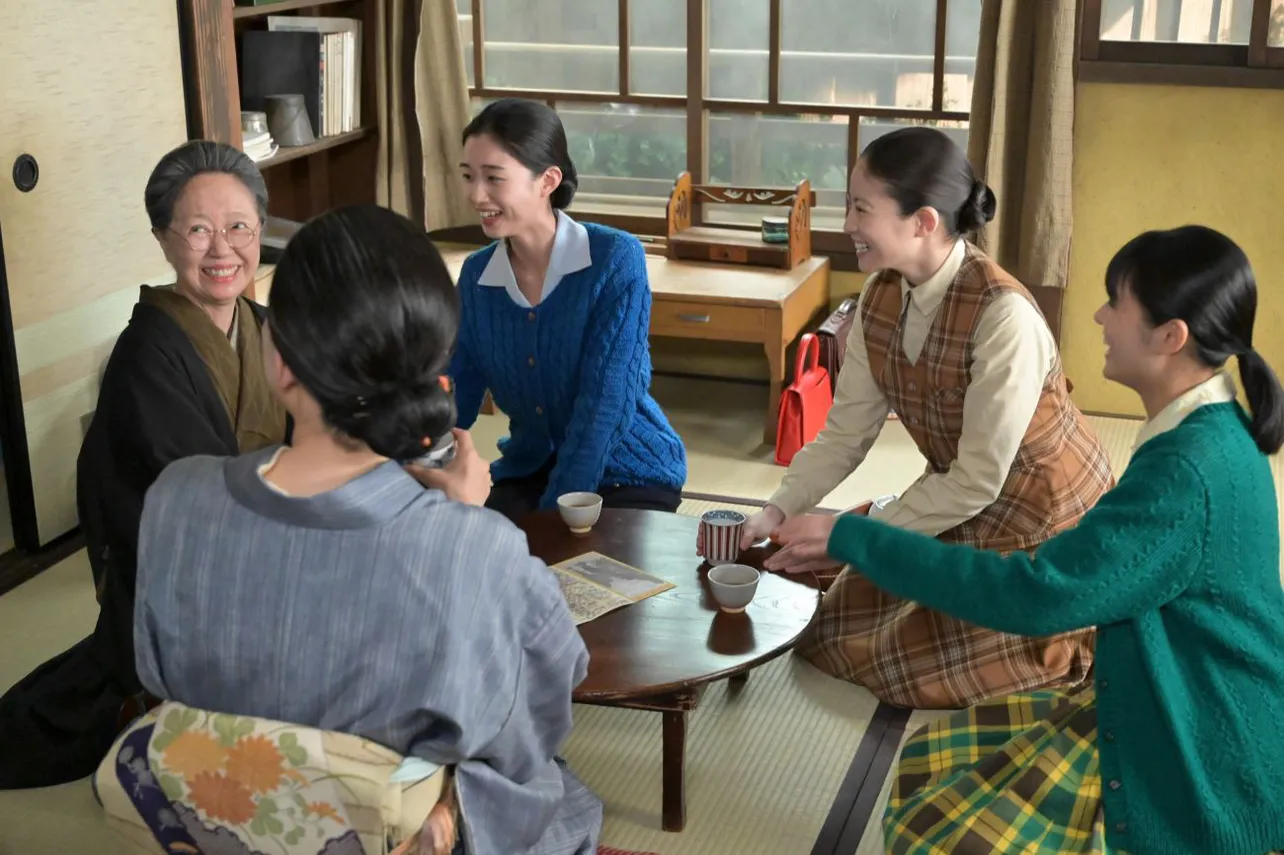 【写真】浅田美代子“くらばぁ”を中心とした朝田家の女子会