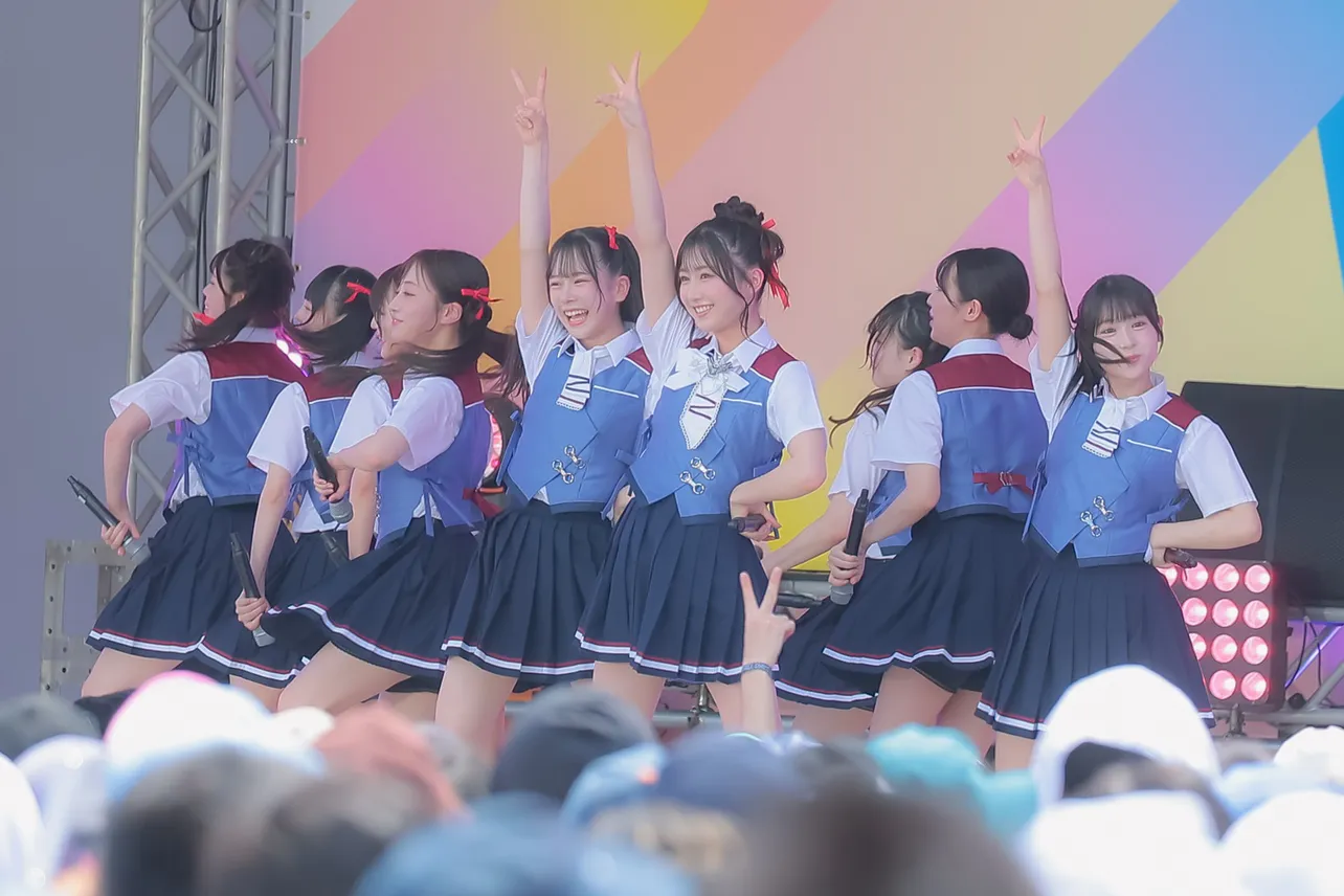 青原優花と塩月希依音が仲良く並んでピースサインを高く掲げる