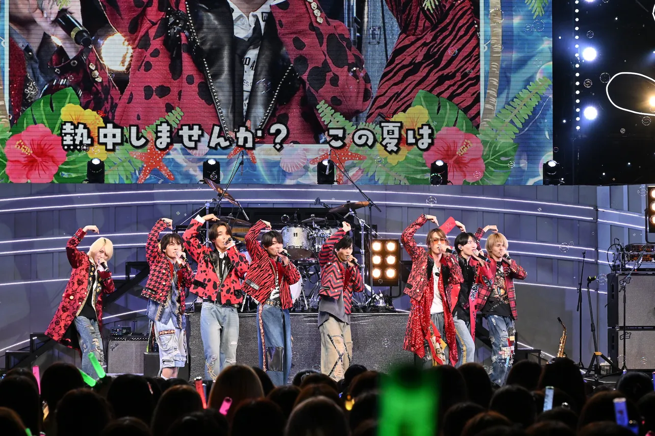 【写真】歌と企画で盛り上げるB&ZAIメンバー