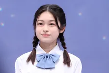 月島琉衣、振り向きざまに満面の笑みでピースをするソロショットに「かわいすぎます」の声<僕達はまだその星の校則を知らない>