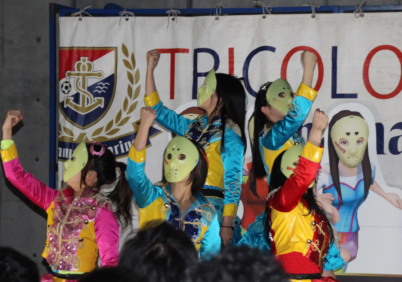 横浜マリノスのトリコロールステージでの仮面女子の熱いパフォーマンスに観客らも熱狂