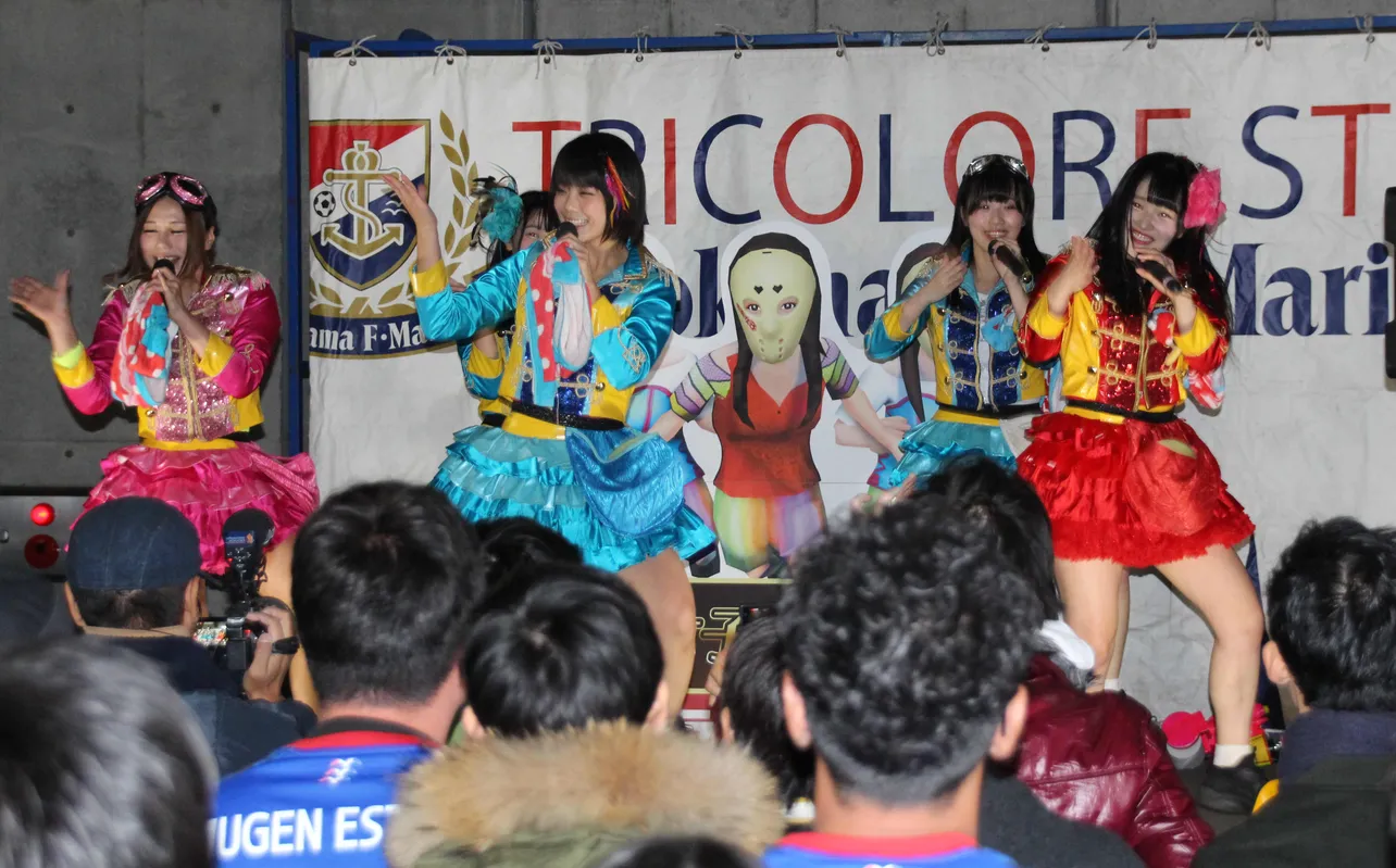 横浜マリノスのトリコロールステージでの仮面女子の熱いパフォーマンスに観客らも熱狂