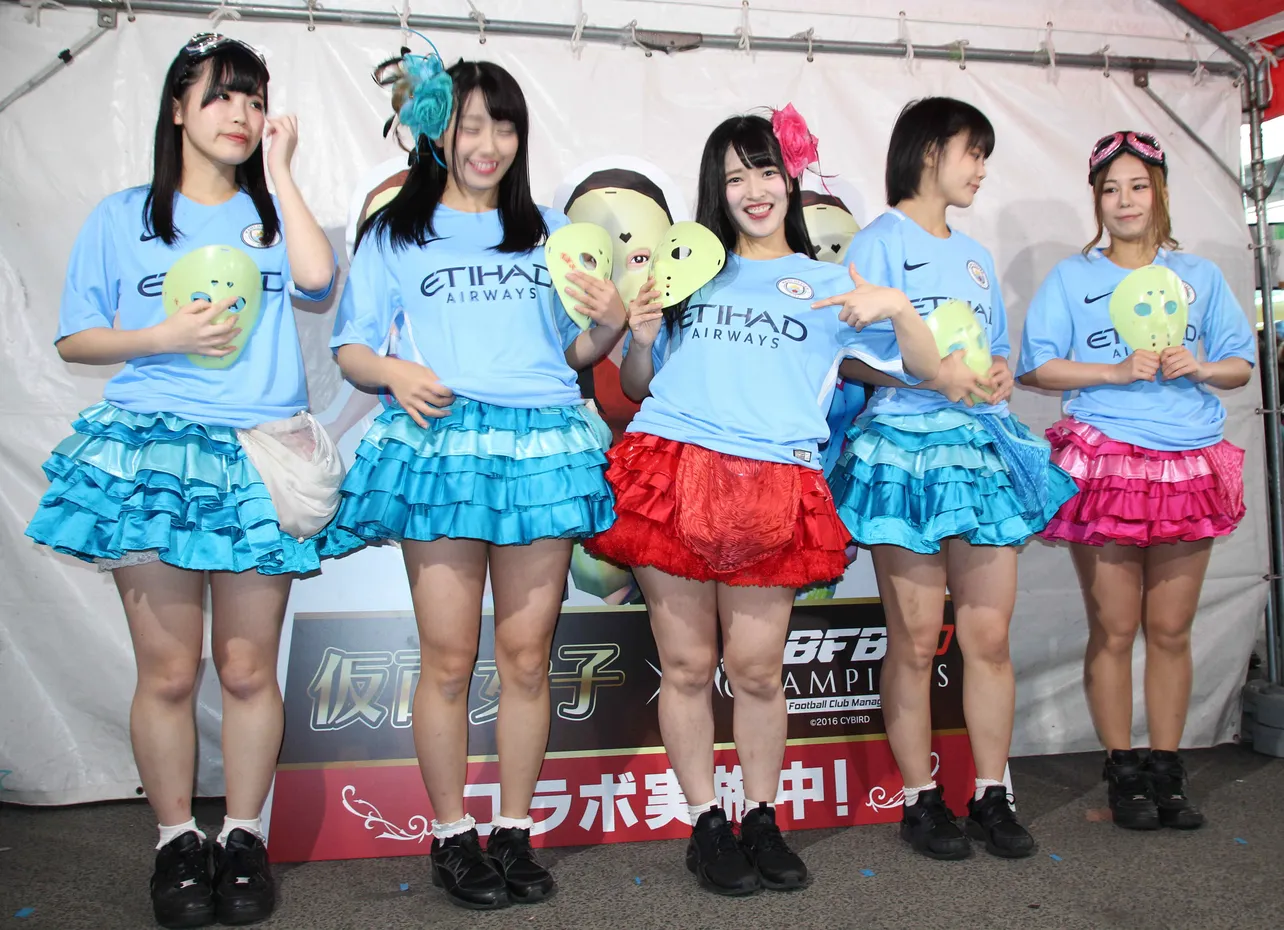 仮面女子の5人が日産スタジアムのコラボイベントに参加、北村真姫がアピール(写真中央)