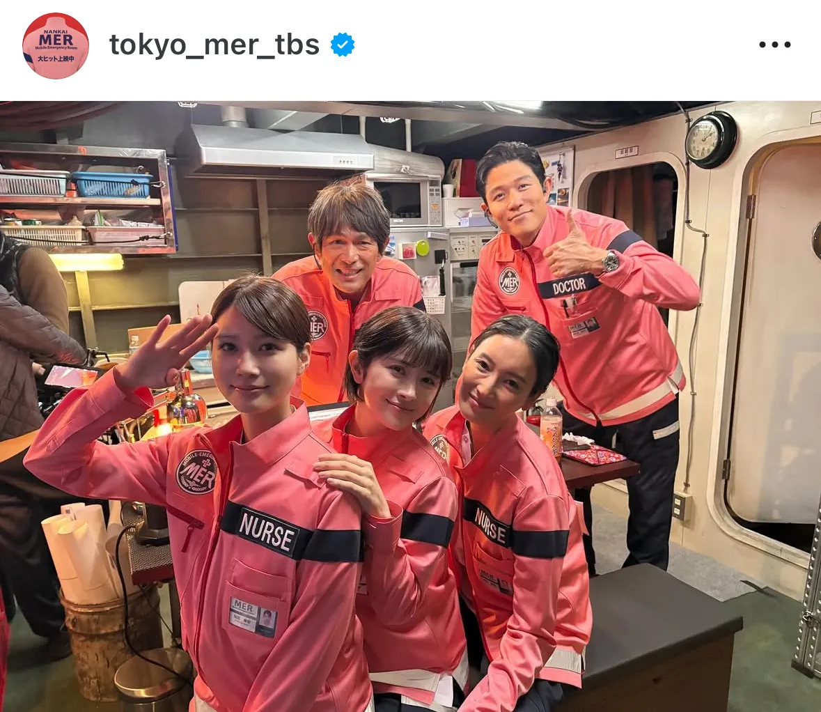 画像・写真 鈴木亮平＆江口洋介、救命グッズを手に救助現場へ向かう