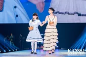 仲良くランウェイを歩く原菜乃華＆マイカ ピュ