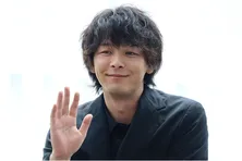 中村倫也&入山法子、ソファでくつろぐ仲良しオフショットに「かわいすぎる陣内夫婦」の声<DOPE>