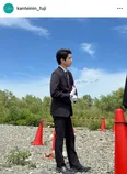  中沢元紀、青空の下でのスーツ姿オフショットに「横顔がこんなかっこいい人いる？」の声＜最後の鑑定人＞