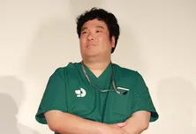 岡崎体育、新田真剣佑&本多力&津田健次郎に誕生日を祝われ満面の笑みのオフショット公開<19番目のカルテ>