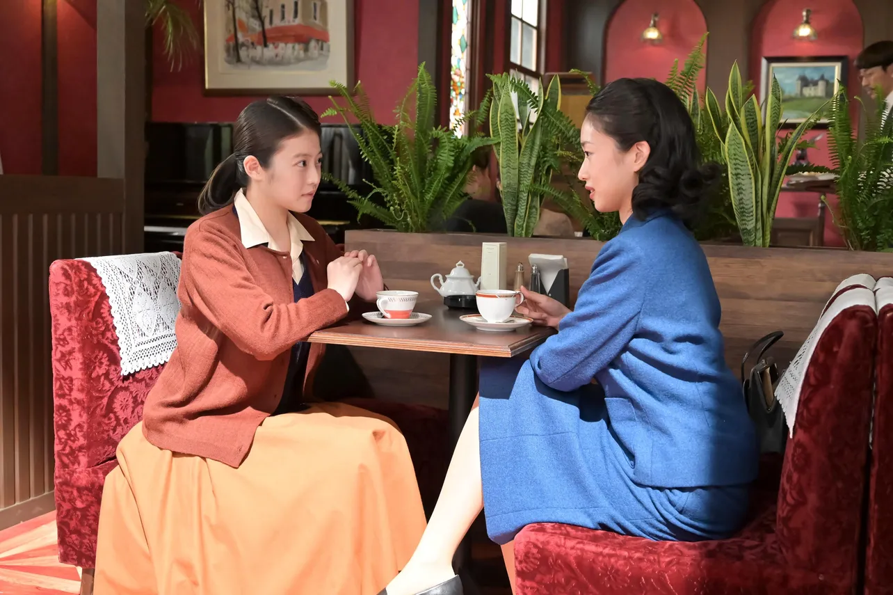 【写真】内心不安なのぶ(今田美桜)は蘭子(河合優実)に相談する