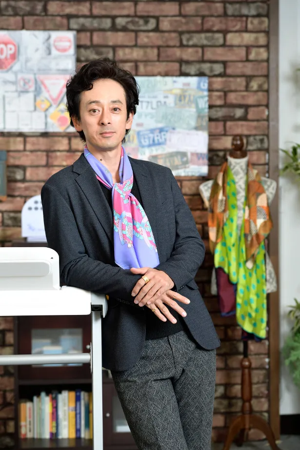 滝藤演じる社長・浪江のファッションはスカーフがポイント