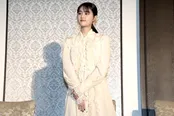 オフホワイトのクラシカルなドレスで登場した原菜乃華