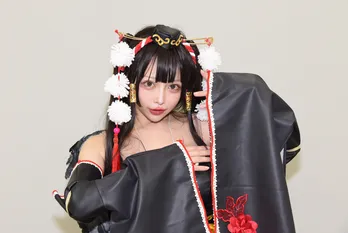 抜群のスタイルで見せる「デッド オア アライブ」女天狗コスプレイヤー「着物の刺繍にこだわりました」<Ultra acosta!>