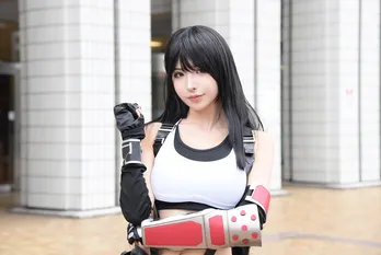 「FF7 リメイク」ティファに扮するコスプレイヤー「1週間かけて引き締まったウエストを再現しました」<Ultra acosta!>