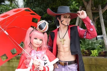 「ワンピース」ミホーク&ペローナのコスプレ併せ「スーツに頼らず、体を鍛えて筋肉を再現しました」<Ultra acosta!>