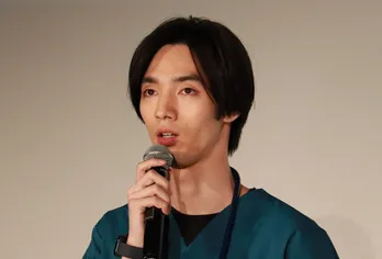 ＜19番目のカルテ＞「このコンビ好きです」清水尋也＆羽谷勝太、仲良く肩を組んだ笑顔の2ショットにファン歓喜