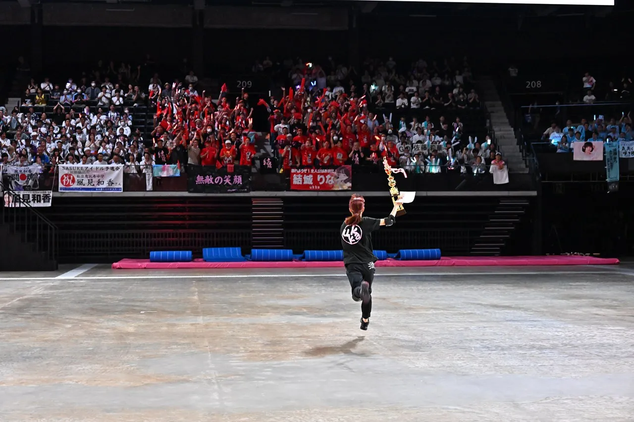 応援席で見守ったファンの祝福に応えるukka・結城りな