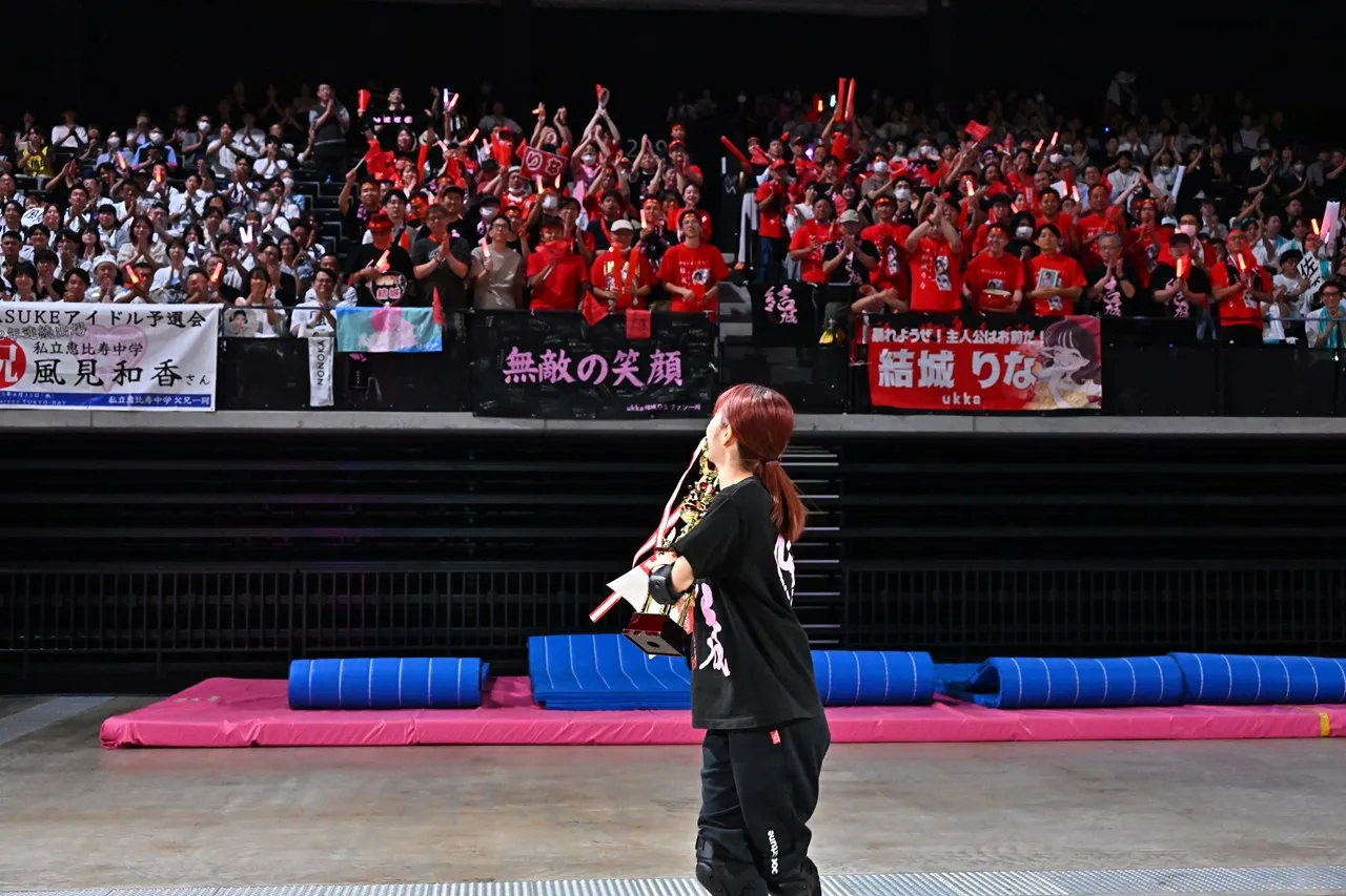 応援席で見守ったファンの祝福に応えるukka・結城りな
