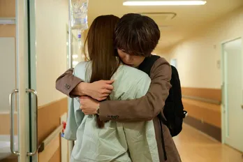 大橋和也"優我”、渋谷凪咲"花”への気持ちに戸惑い…包み込むハグシーンに「メロすぎてずっときゅんきゅん」＜リベンジ・スパイ＞