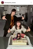岩田剛典&蒔田彩珠、笑顔がかわいい仲良しバディショットに「息あってる」の声＜DOCTOR PRICE＞