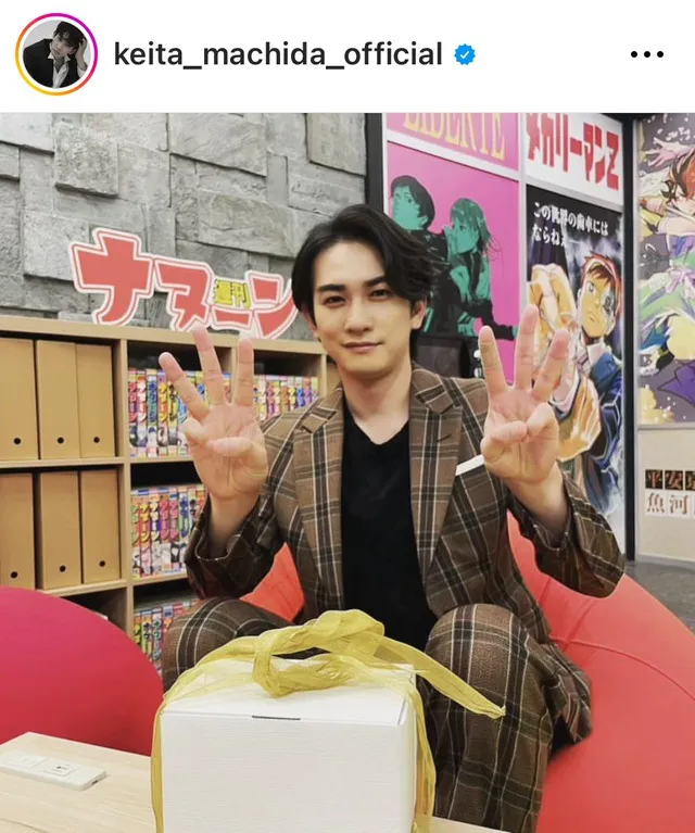 両手で「33」を表し、穏やかなほほ笑みを見せる町田啓太