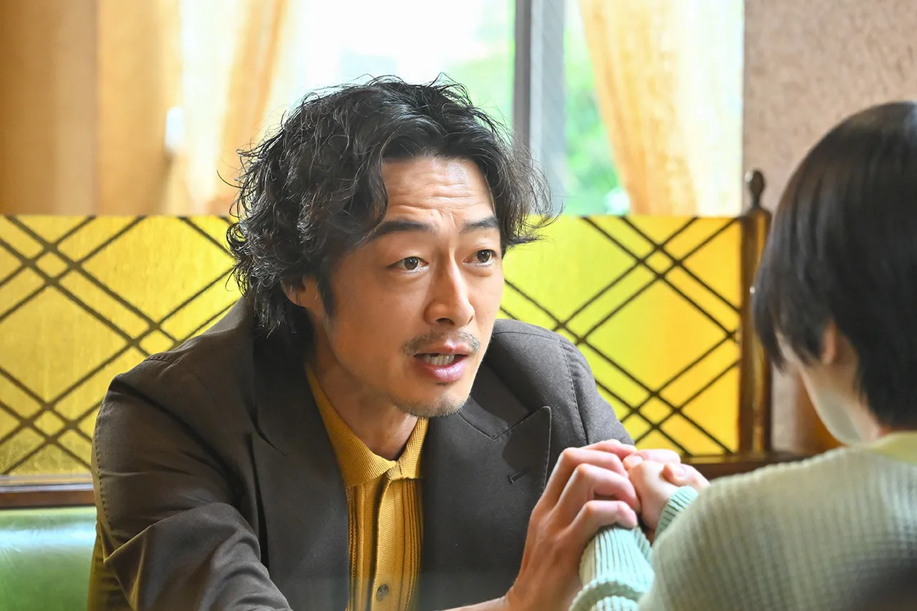 【写真】東子(志田未来)の手を握るイケオジ・山田(和田聰宏)