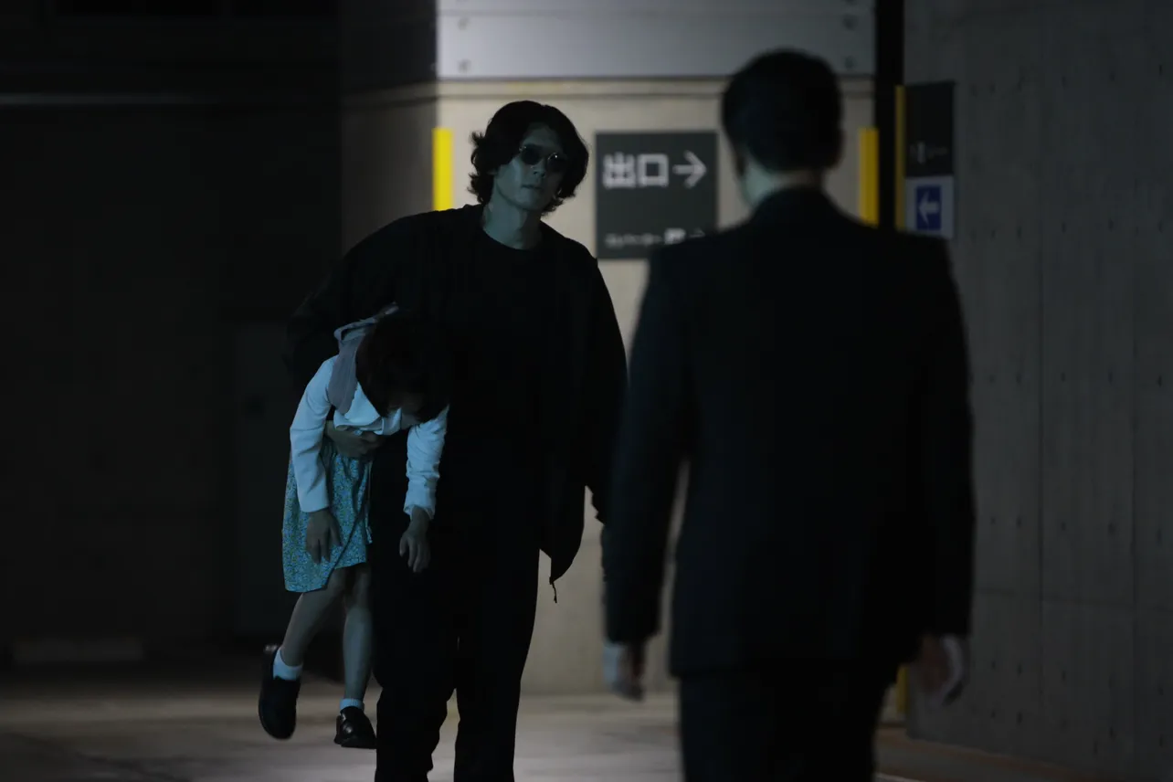 【写真】栄信“鮫洲”に抱えられる永尾柚乃“凛”