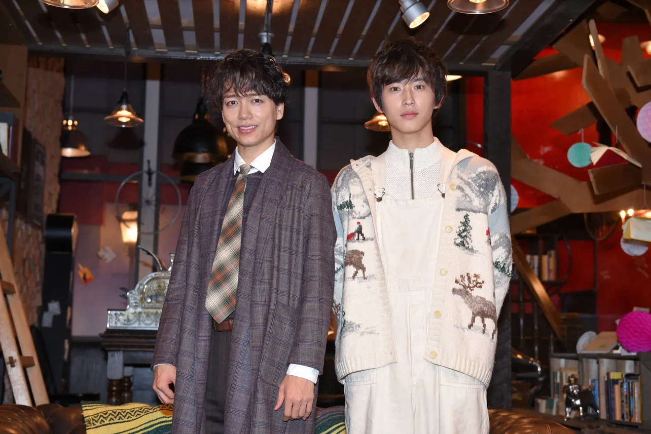 「おやすみ王子」を演じる山崎育三郎と杉野遥亮(左から)