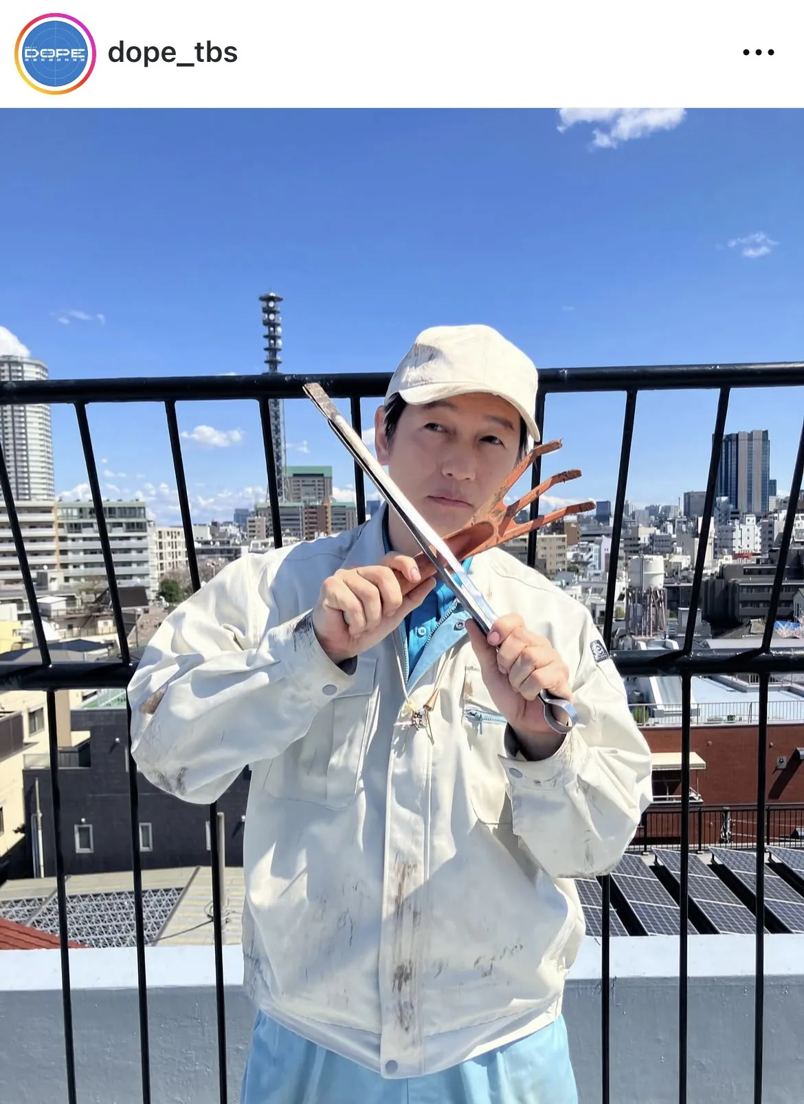 井浦新、作業員に変装中のオフショット