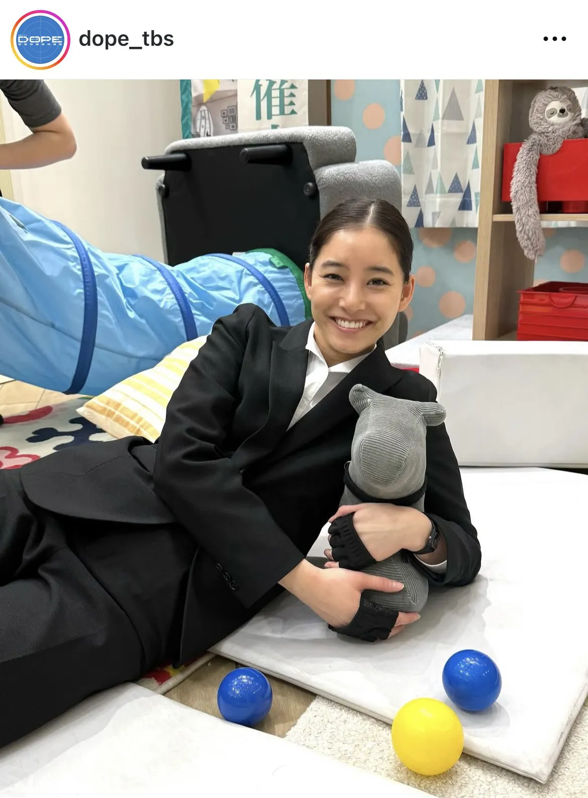 ぬいぐるみを持って寝そべる新木優子