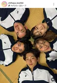 當真あみ&嵐莉菜ら部員5人が畳で寝転がる…10年前の瑞沢高校かるた部を再現したような仲良しオフショット