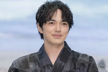 林遣都が三輪車に乗ってピースをするオフショットに「お茶目さんでかわいい」の声<明日はもっと、いい日になる>